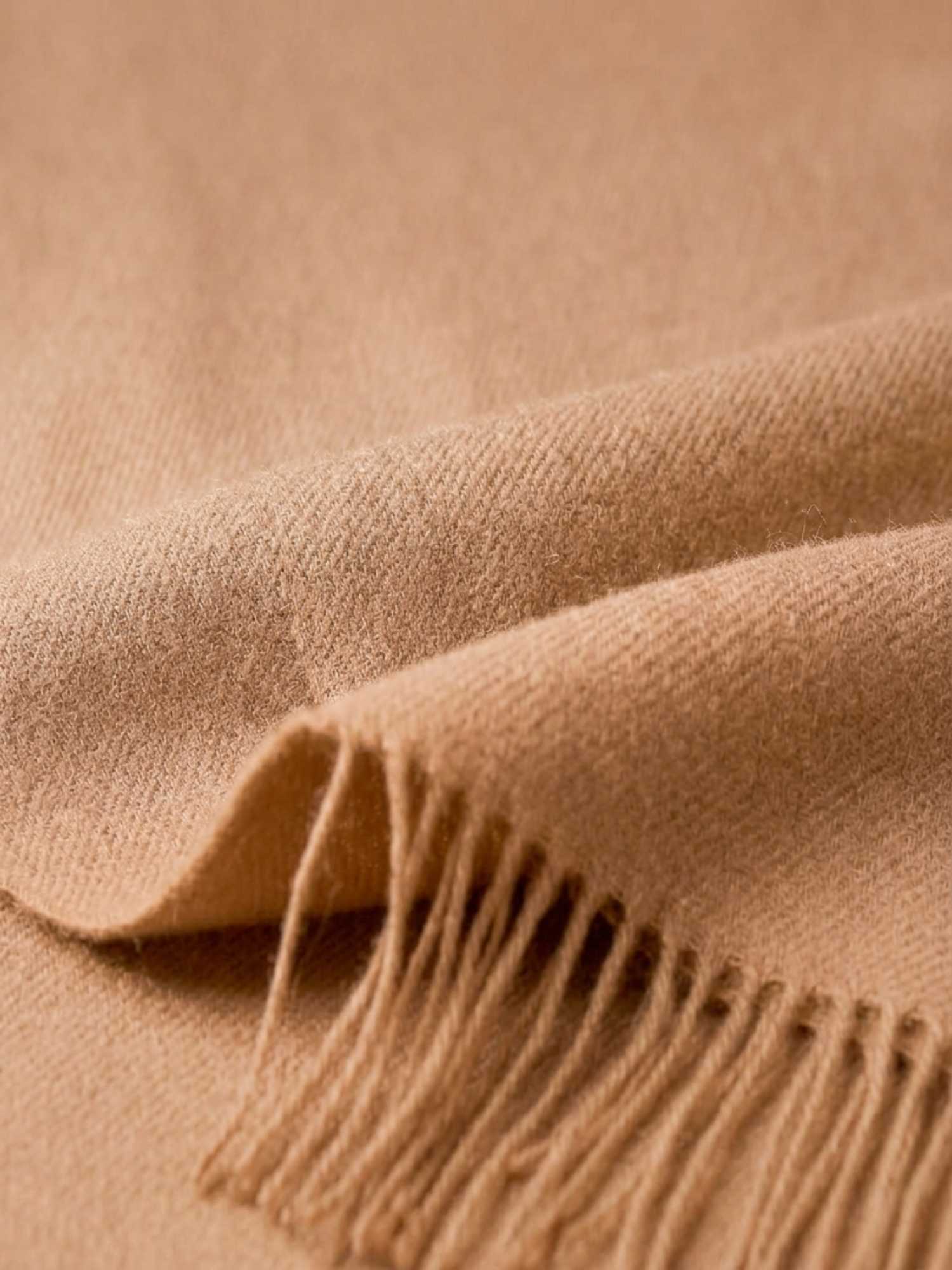 Close-up texture of beige baby alpaca shawl – ultra-soft undyed natural fibre | Orange Inca
