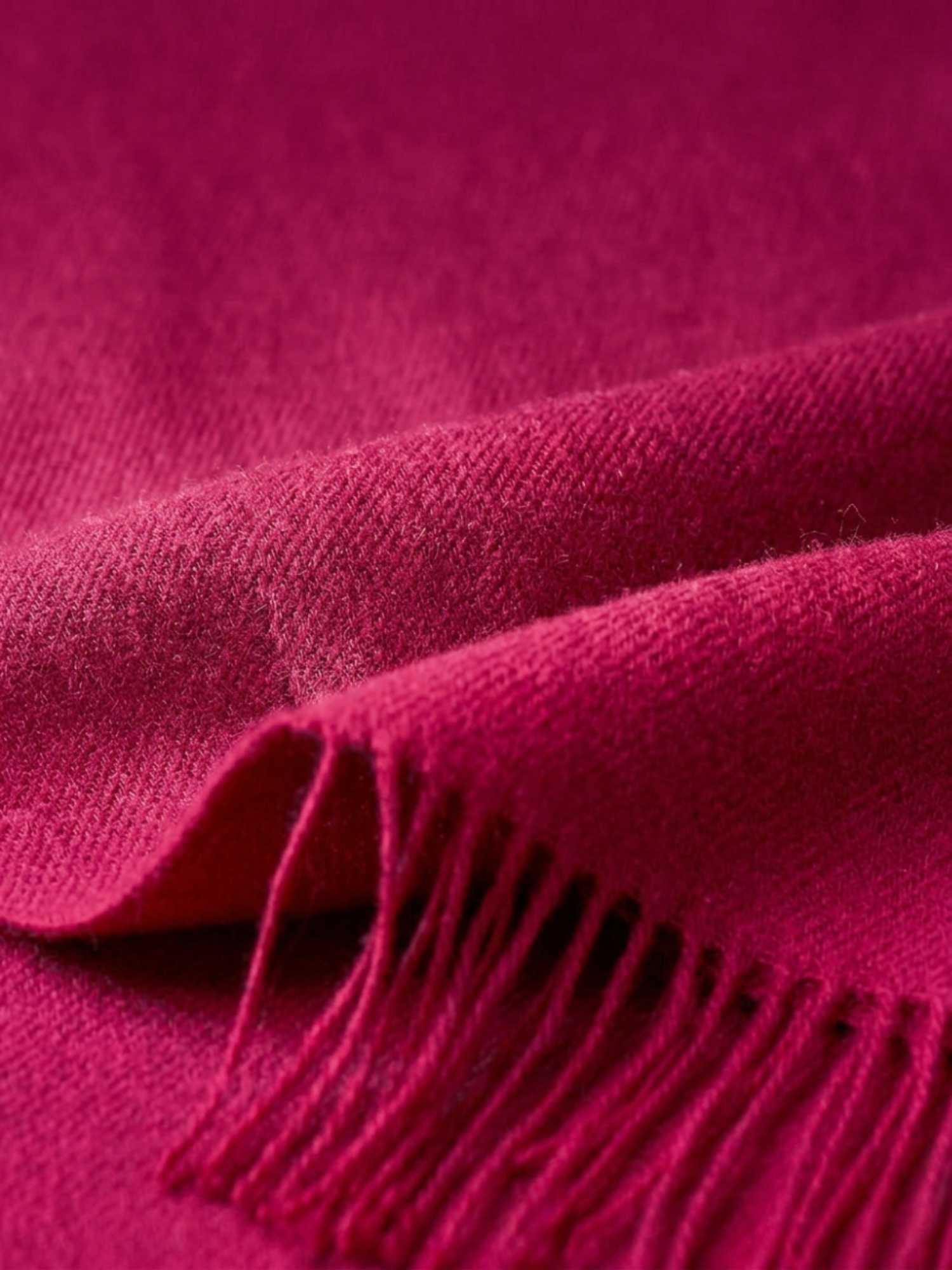 Close-up texture of fuchsia baby alpaca shawl – ultra-soft natural fibre | Orange Inca