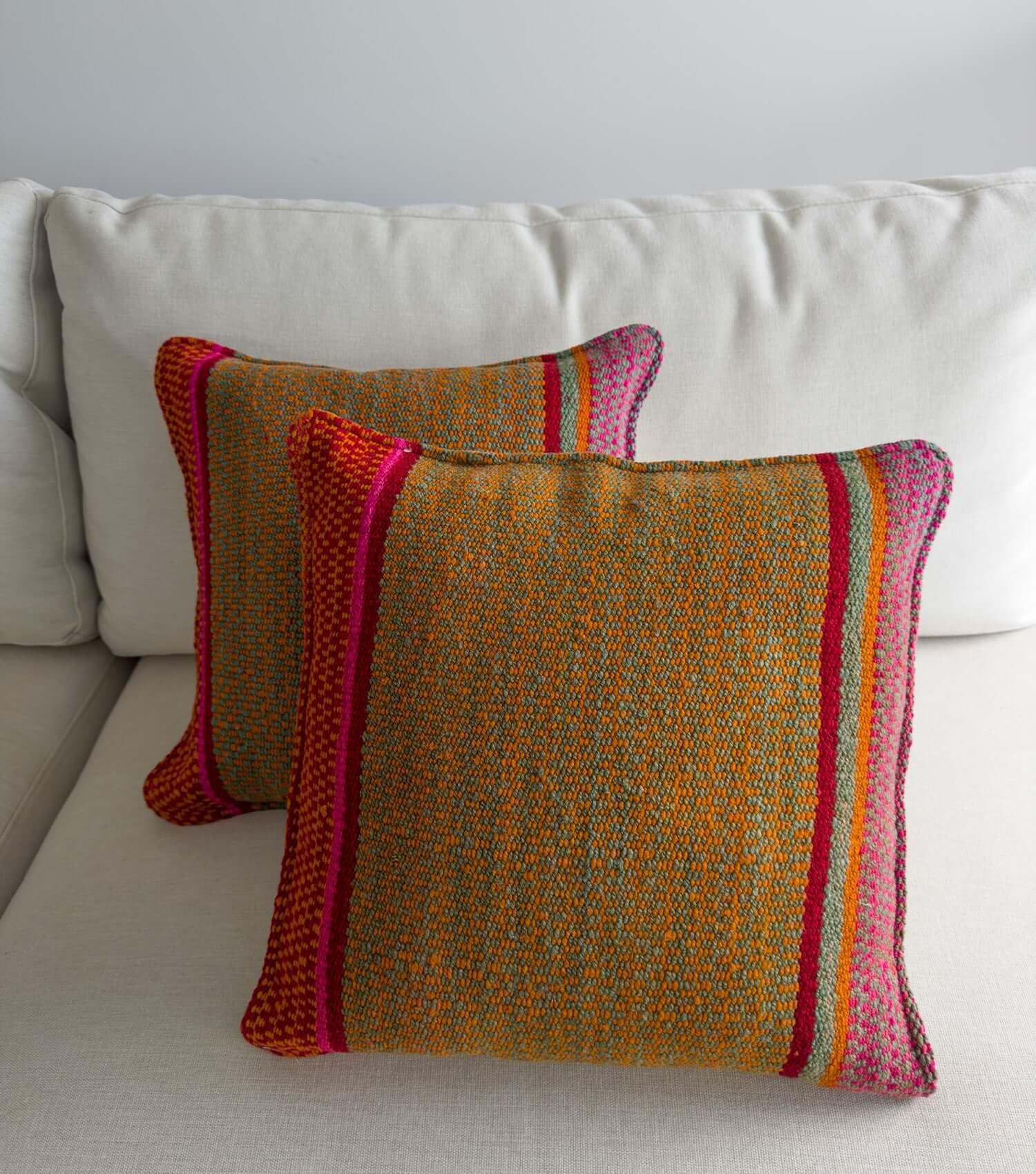 Close-up of Peruvian throw pillow 70x40 No.10 showing handwoven frazada pattern and premium wool quality