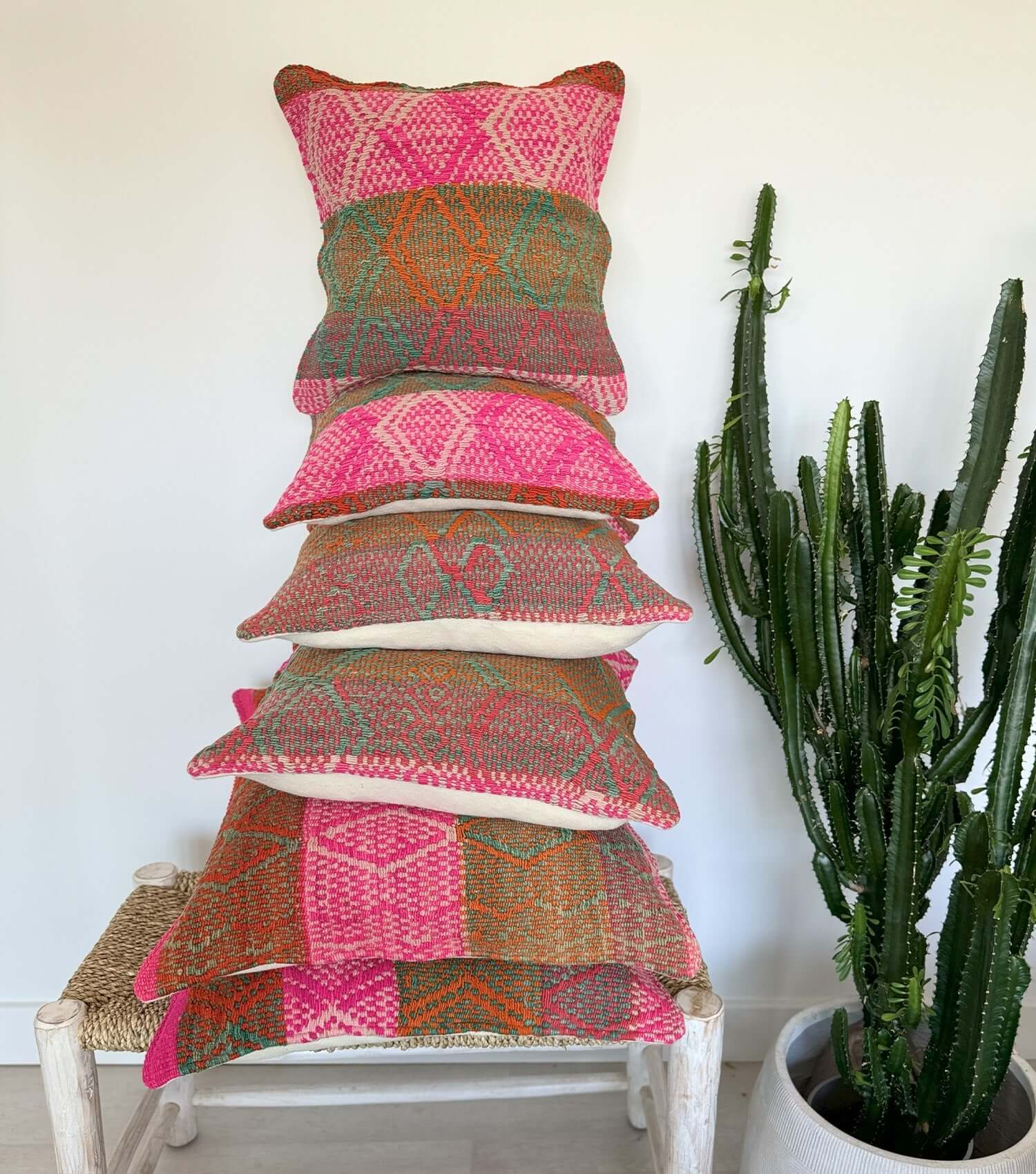 Close-up of Peruvian throw pillow 45x45 No.13 showing handwoven frazada pattern and premium wool quality