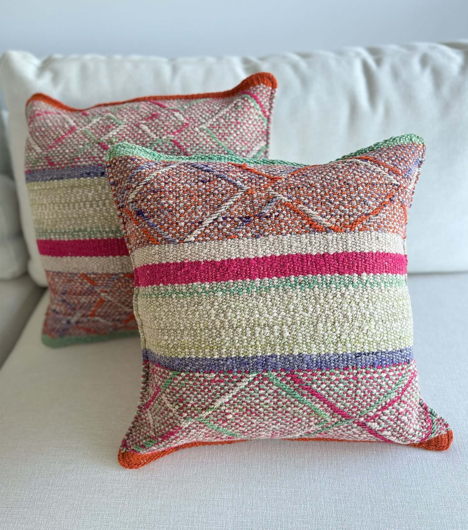 Close-up of Peruvian throw pillow 50x30 No.14 showing handwoven frazada pattern and premium wool quality