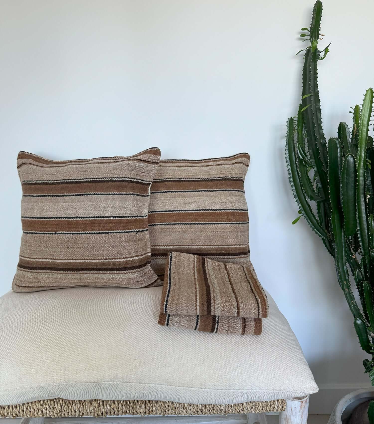 Close-up of Peruvian throw pillow 45x45 No.15 showing handwoven frazada pattern and premium wool quality in earthy tones