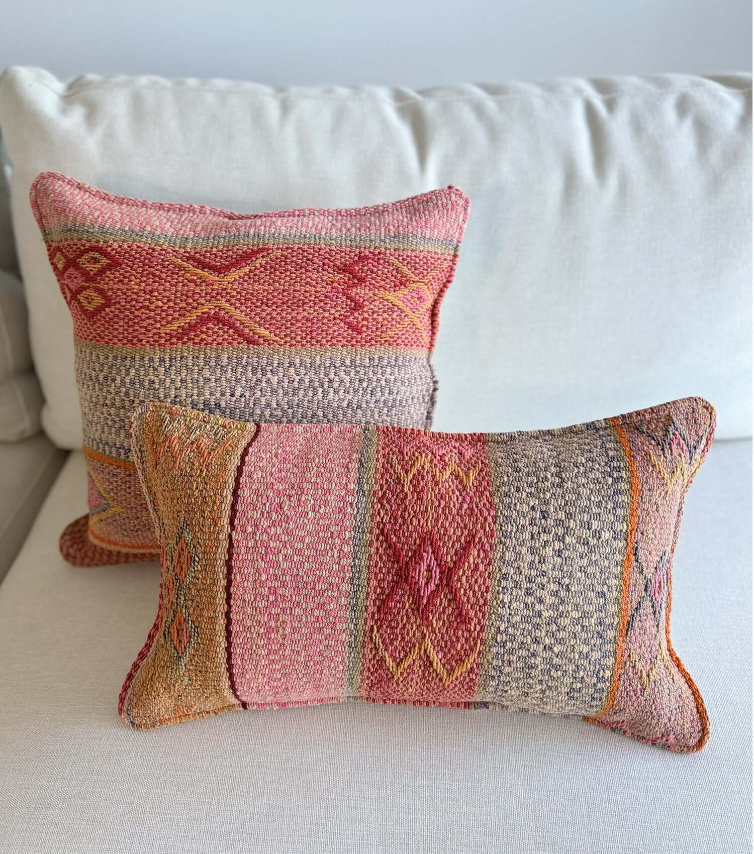 Close-up of Peruvian throw pillow 45x45 No.17 showing handwoven frazada pattern and premium wool quality