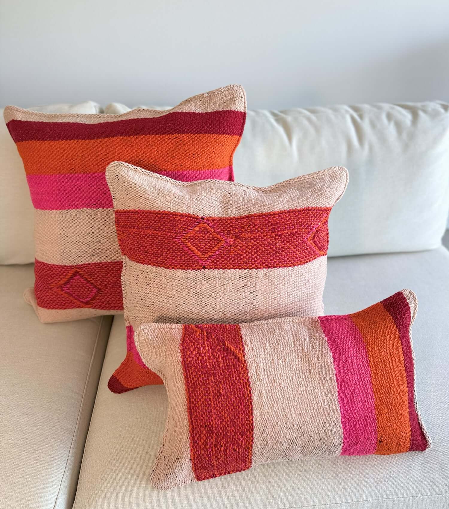 Close-up of Peruvian throw pillow 50x30 No.18 showing handwoven frazada pattern and premium wool quality