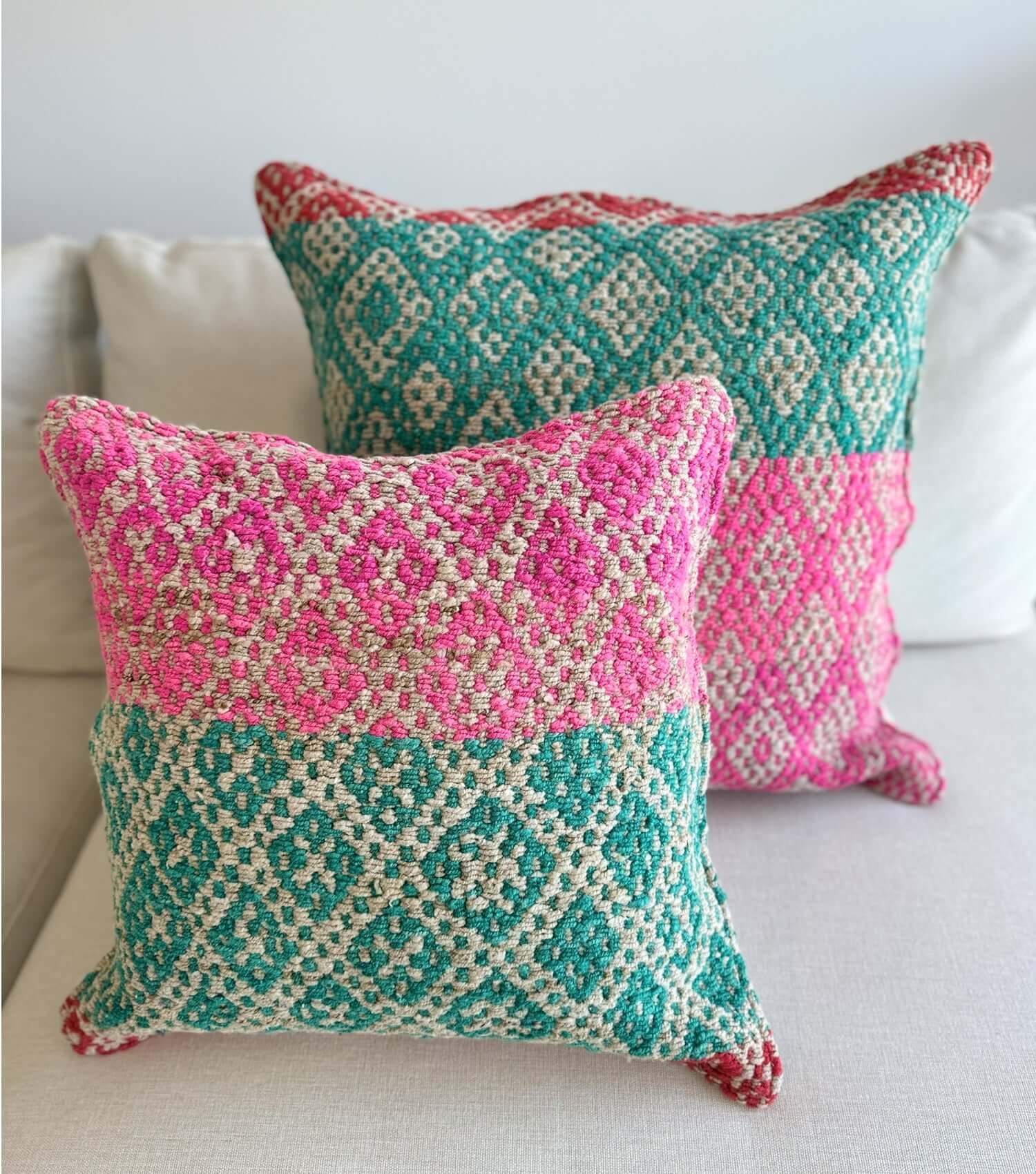 Close-up of Peruvian throw pillow 50x30 No.20 showing handwoven frazada pattern and premium wool quality