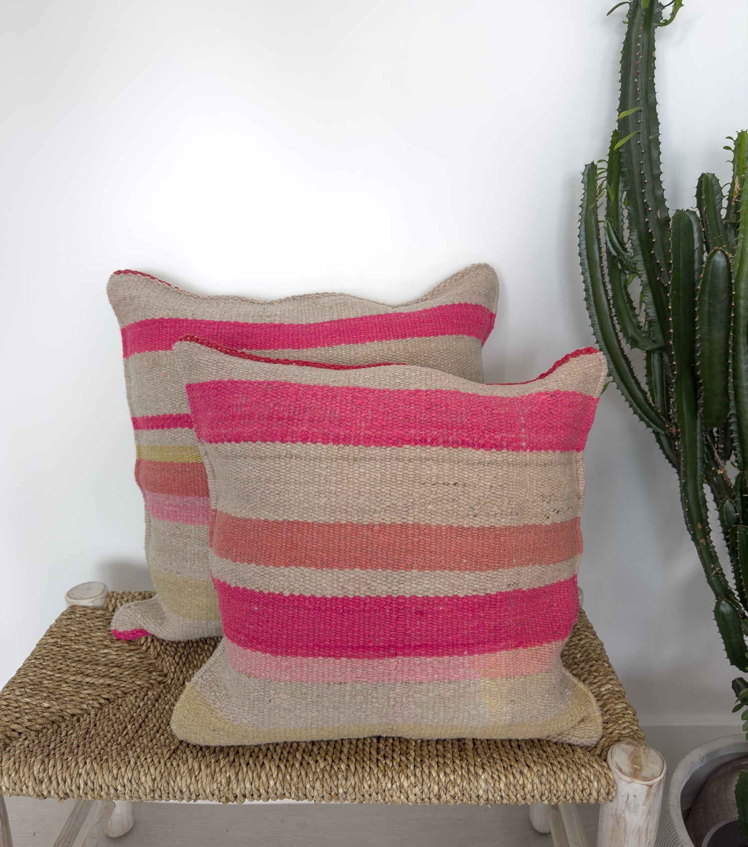 Close-up of Peruvian throw pillow 50x50 No.22 showing handwoven frazada pattern and premium wool quality