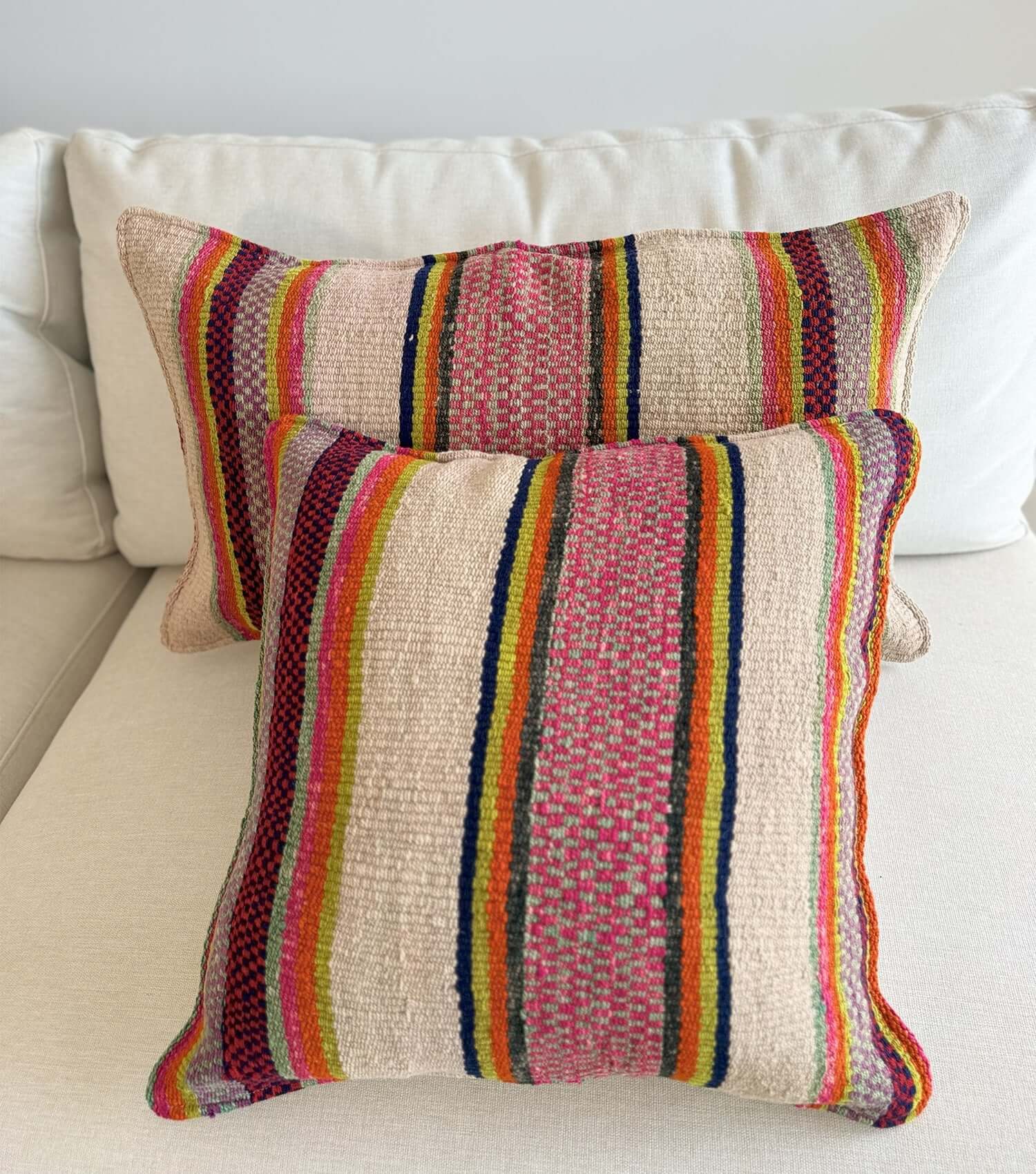 Close-up of Peruvian throw pillow 50x30 No.4 showing handwoven frazada pattern and premium wool quality