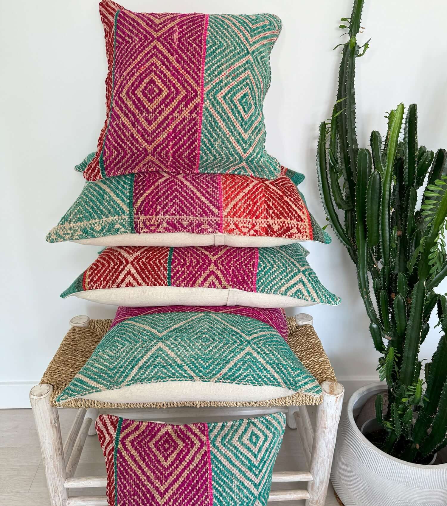 Close-up of Peruvian throw pillow 70x40 No.9 showing handwoven frazada pattern and premium wool quality