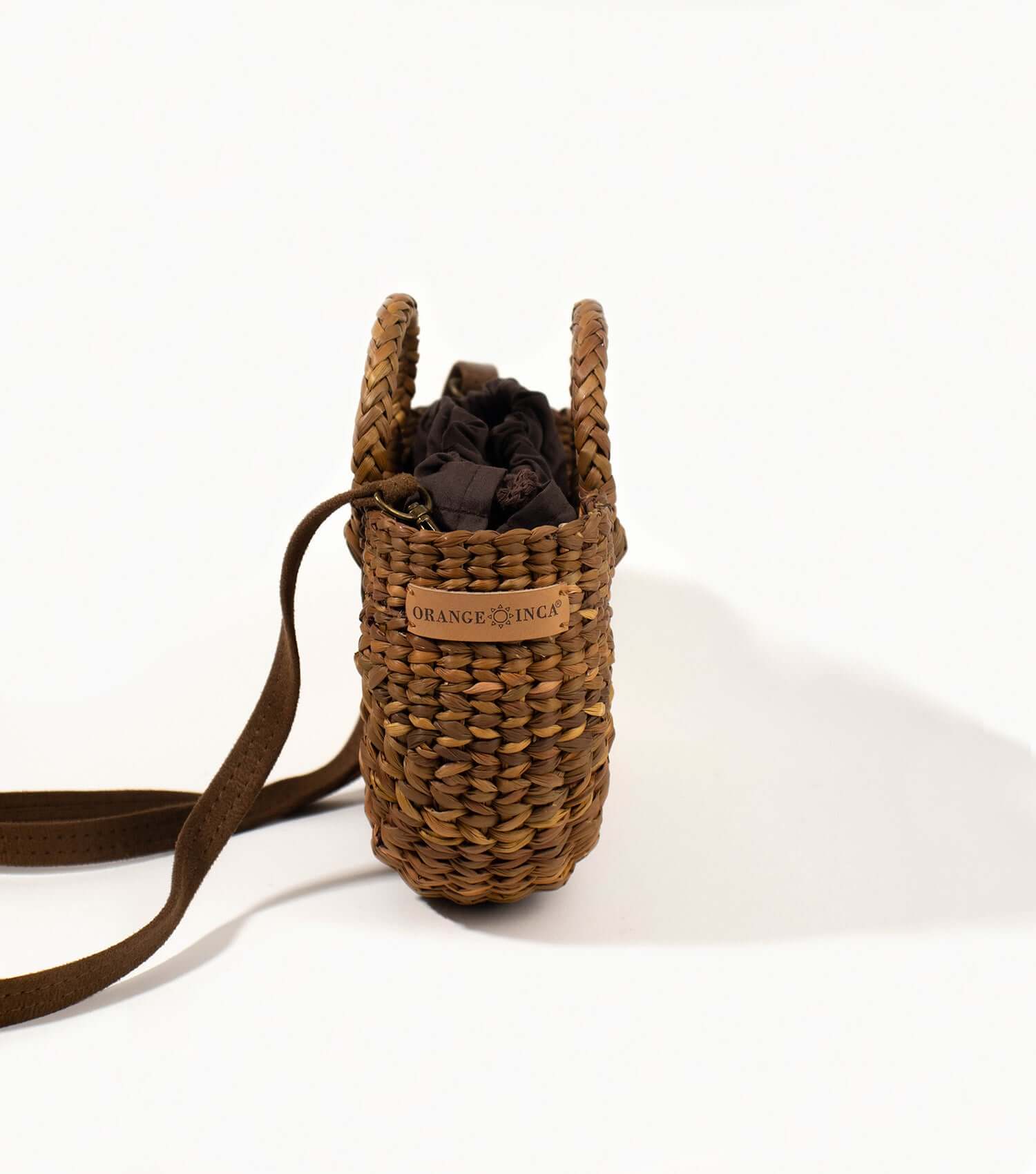 Close-up of woven straw texture – Fiesta Mini crossbody bag in brown | Orange Inca