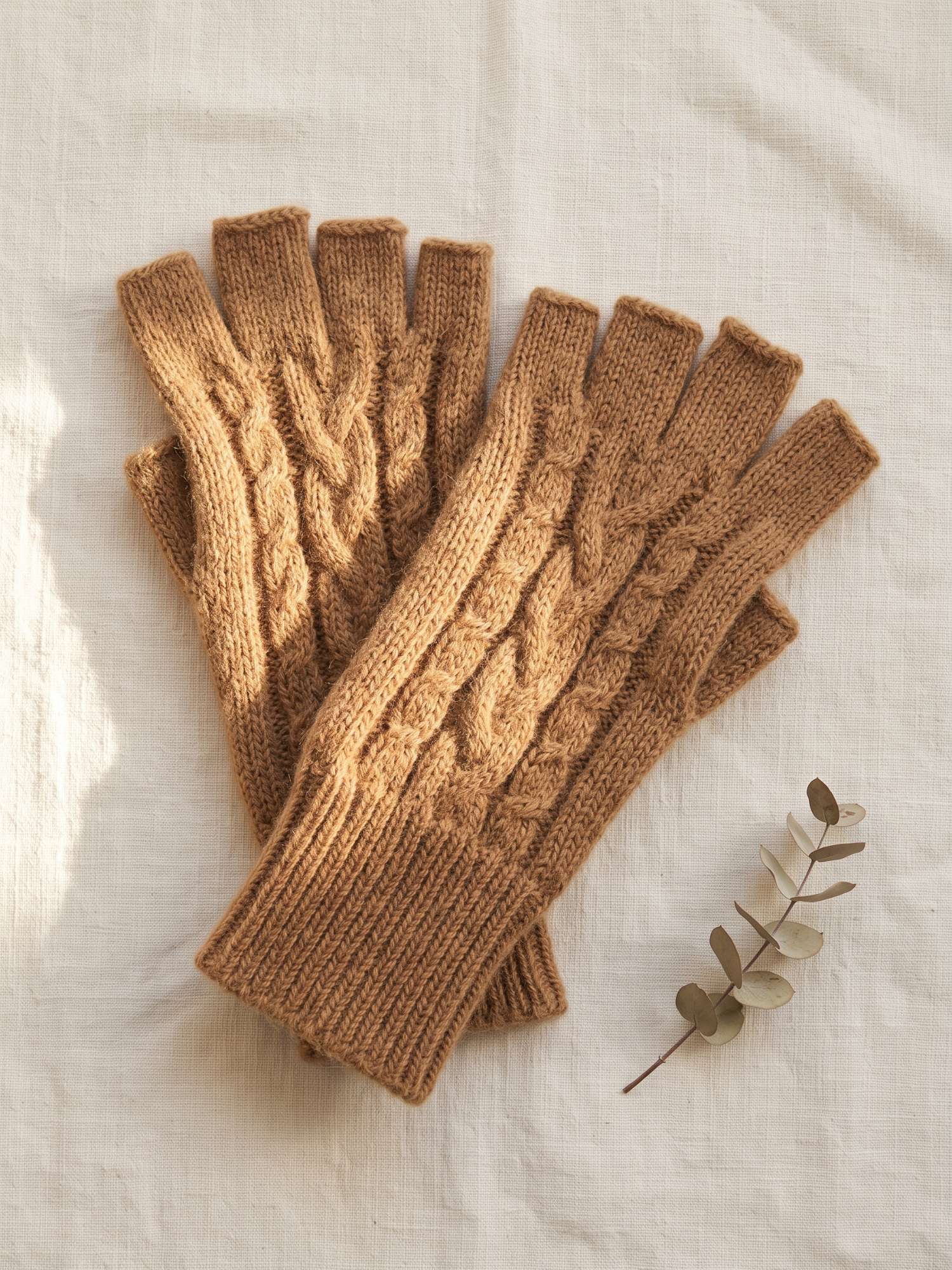 Baby Alpaca Cable-Knit Fingerless Gloves - Camel