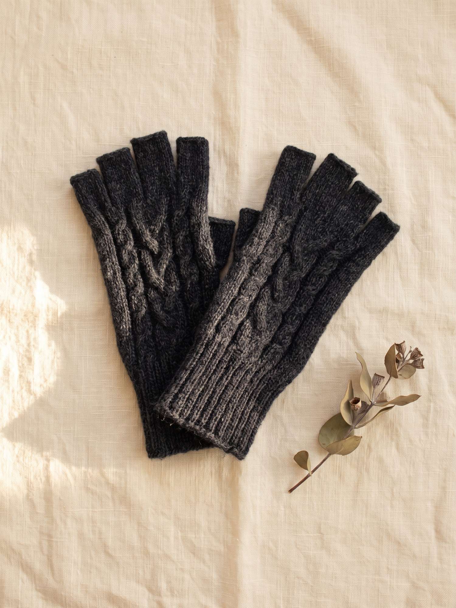 Baby Alpaca Cable-Knit Fingerless Gloves - Charcoal