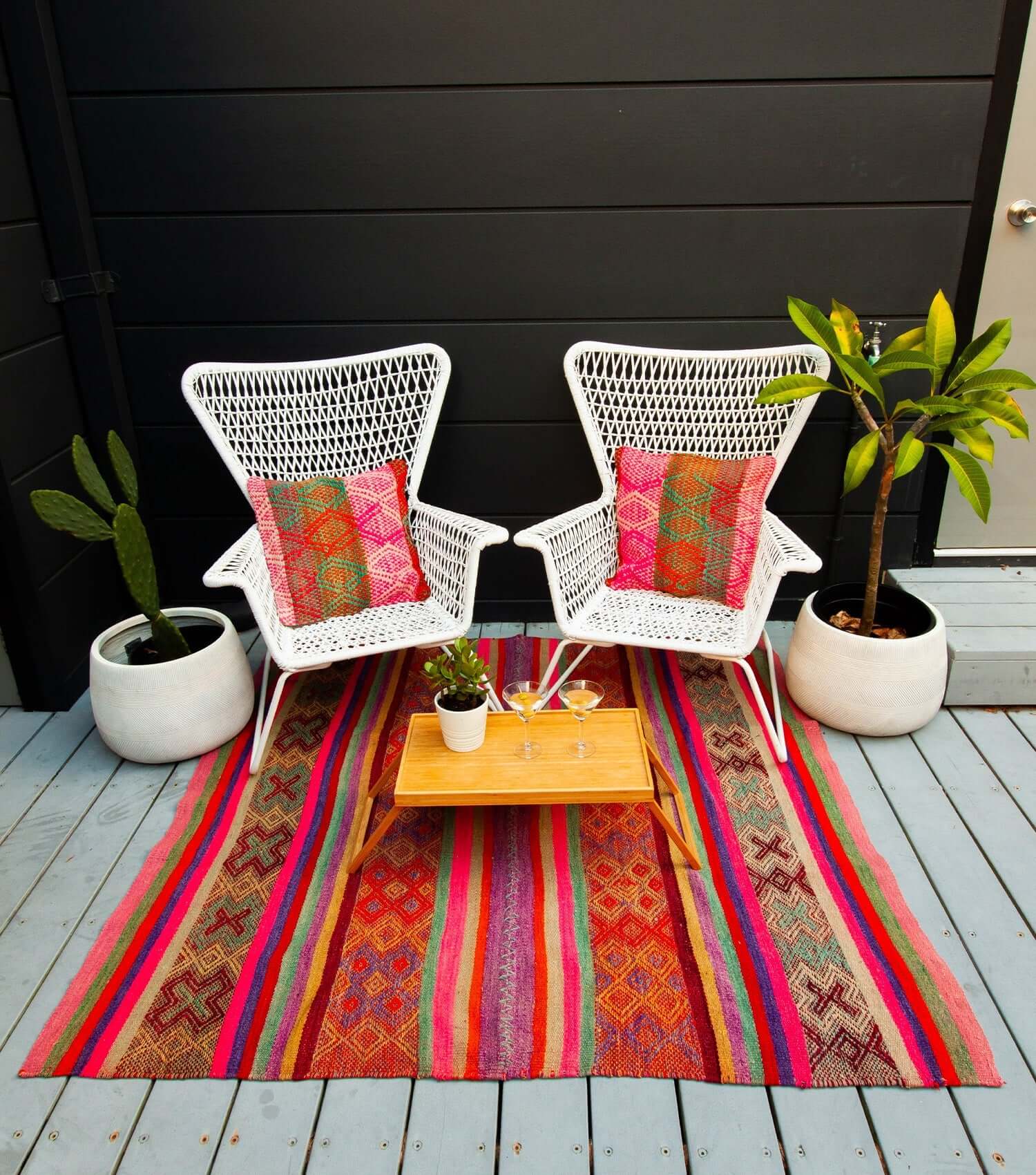 Peruvian frazada No. 8 used as outdoor rug — handwoven sheep wool, 150×160cm | Orange Inca