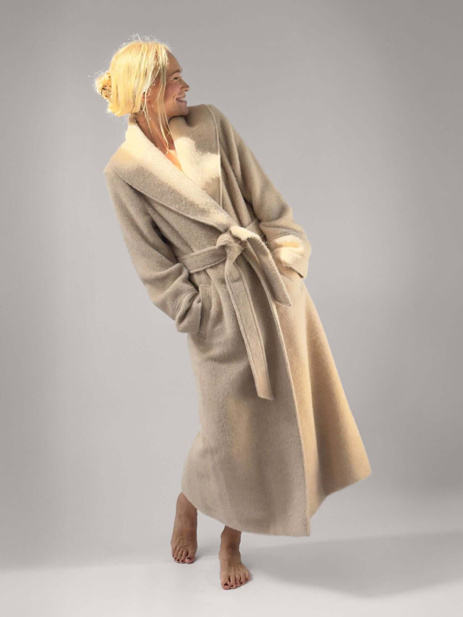 Maras alpaca coat beige – belted waist, fluid drape | Orange Inca