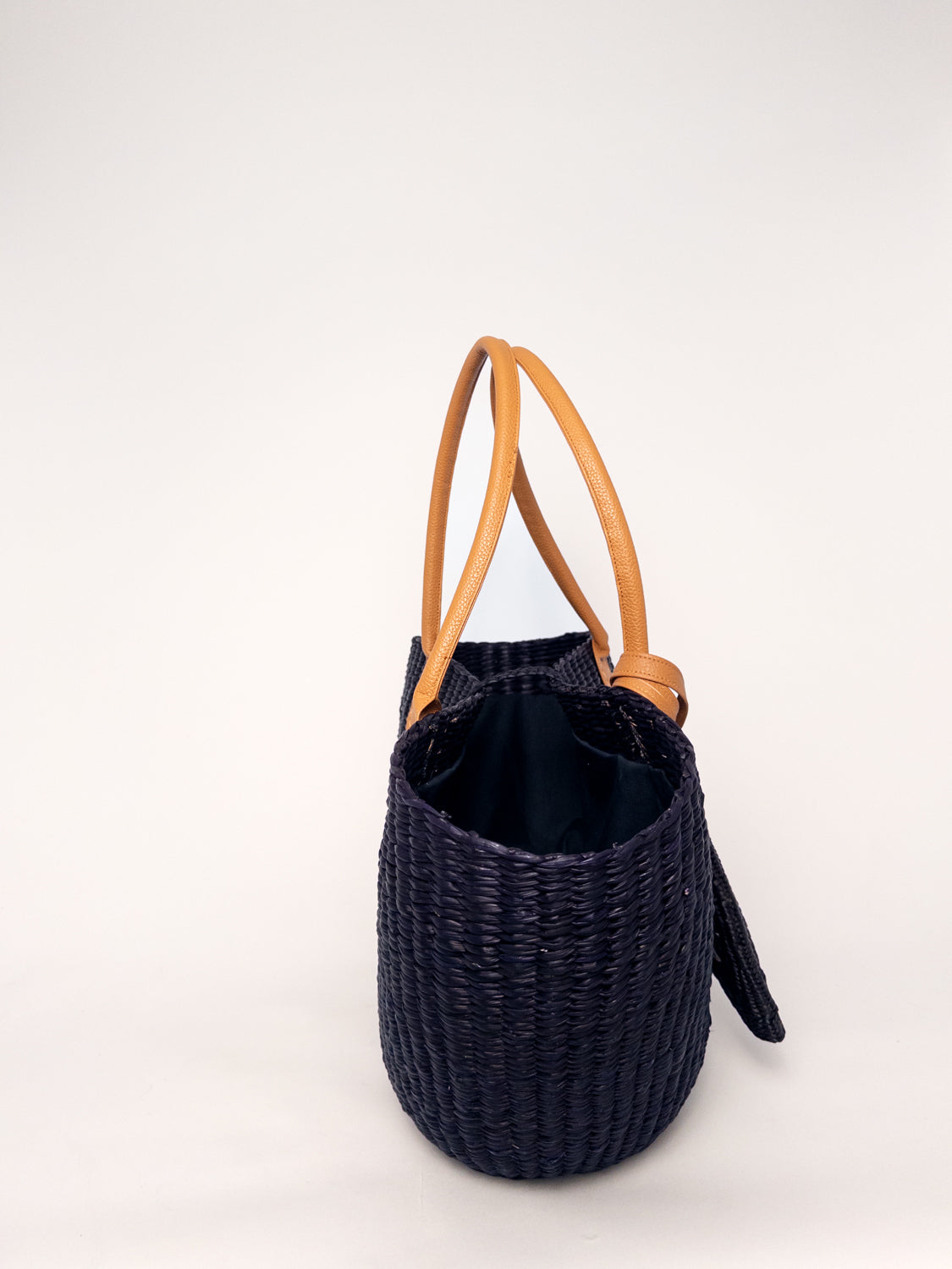 Playa Tote - Black, handwoven junco tote bag, dark color, faux leather straps, structured design, natural dyes.