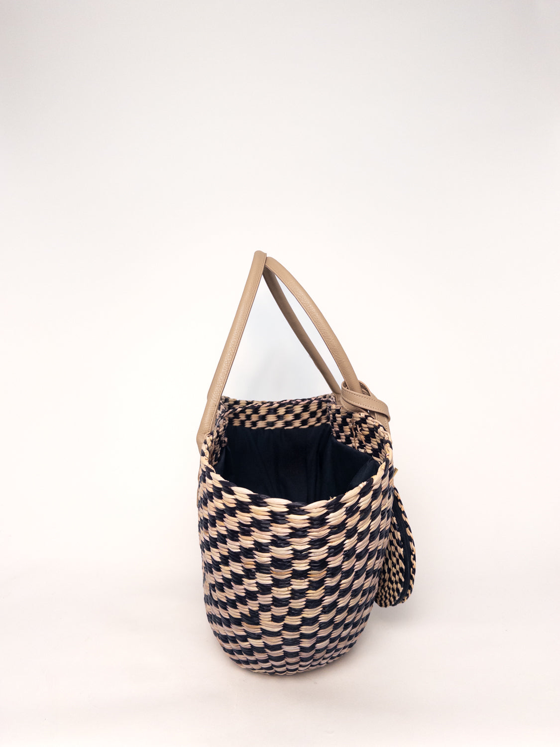 Playa Tote - Checkered Black and Natural, handwoven junco tote bag, sustainable materials, faux leather straps.