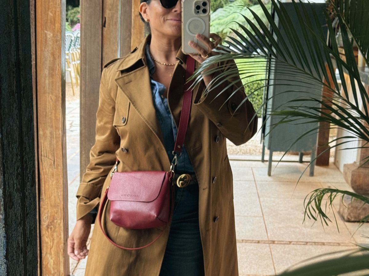 Woman carrying the Olivia leather crossbody bag in Burgundy by Orange Inca