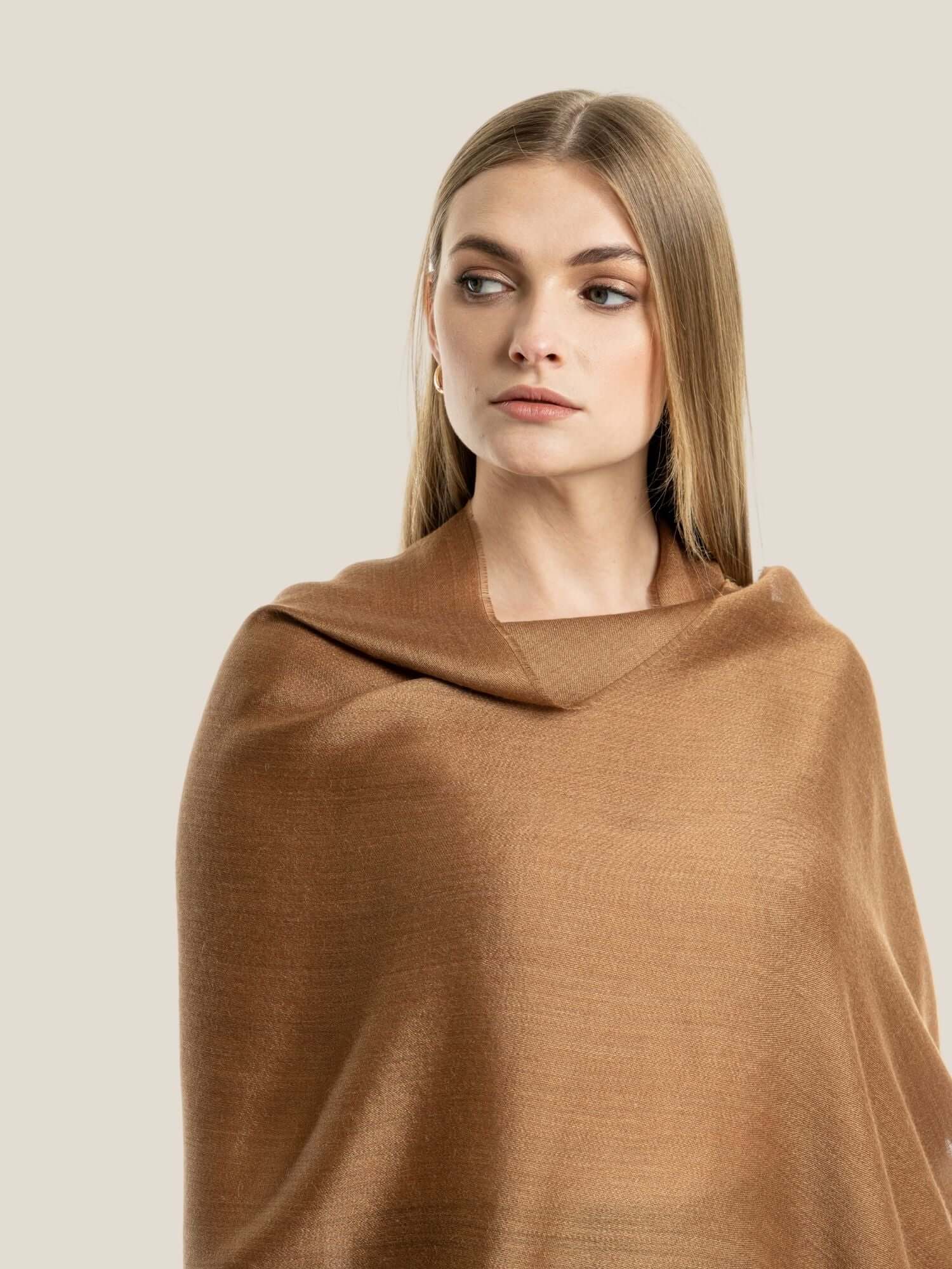 Shawls and wraps made from natural fibres: baby alpaca wool and silk. Sateen in White.